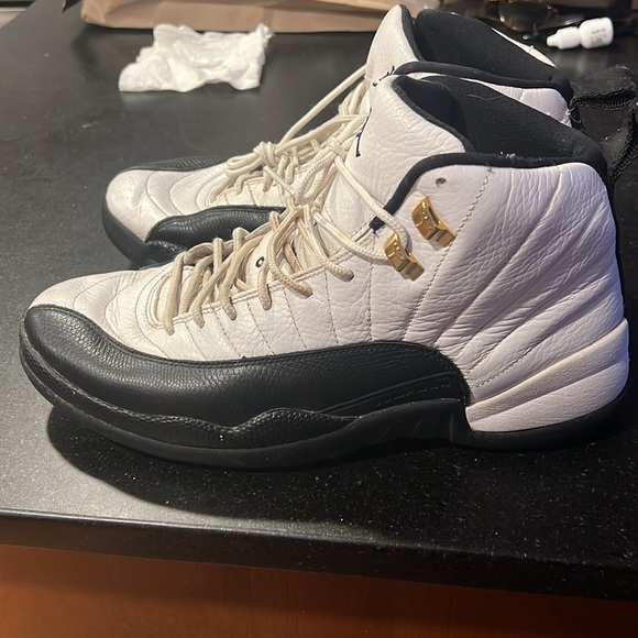 Men’s Jordan 12 Taxi - Picture 2 of 6